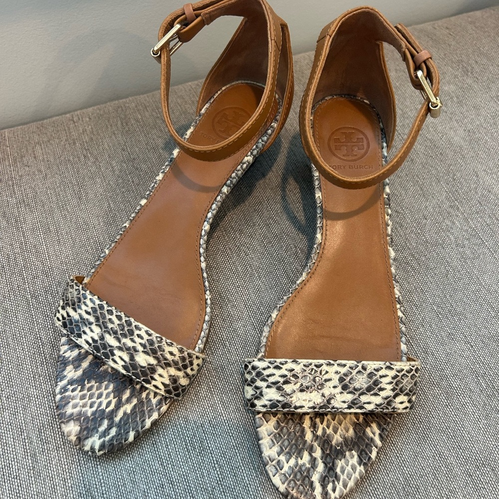 Tory Burch Size 7.5 Snakeskin Sandals